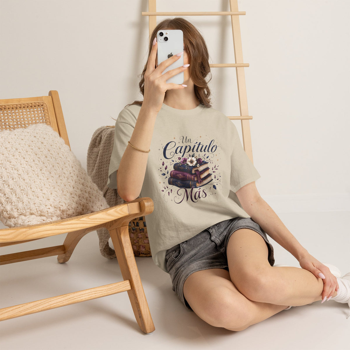 Un Capítulo Más Shirt, Spanish Book Lover Tee