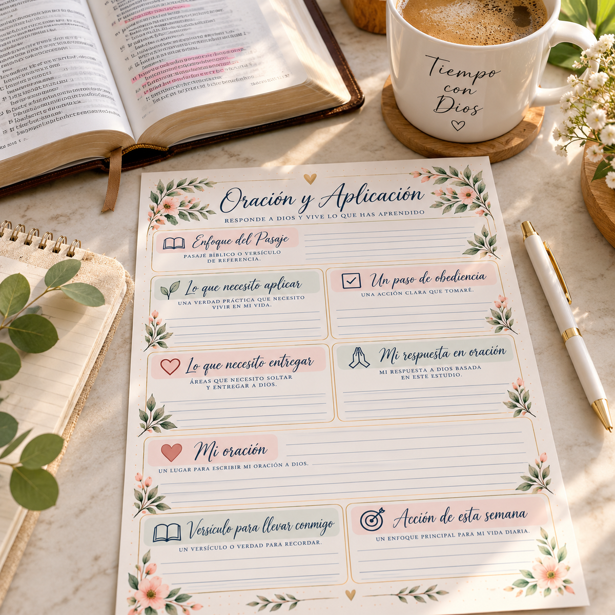 Hoja de estudio bíblico en español en un devocional de mañana con Biblia y café
